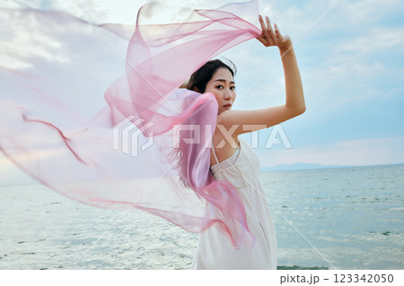 夏の海を眺める女性 夏の海を眺める女性 123342050