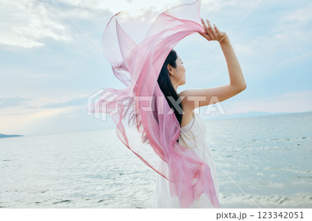 夏の海を眺める女性 夏の海を眺める女性 123342051
