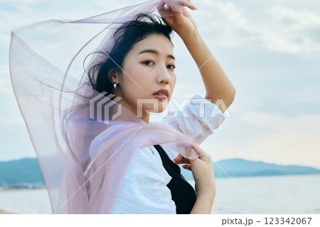 夏の海を眺める女性 夏の海を眺める女性 123342067