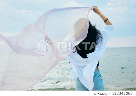 夏の海を眺める女性 123342069