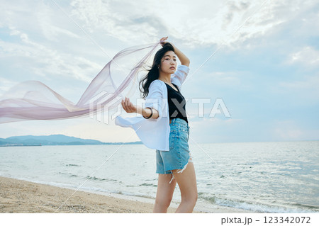 夏の海を眺める女性 123342072