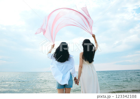 夏の海を眺める女性 夏の海を眺める女性 123342108
