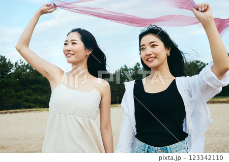 夏の海を眺める女性 123342110