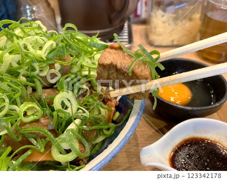 ネギ山盛りの角煮丼 ネギ山盛りの角煮丼 123342178