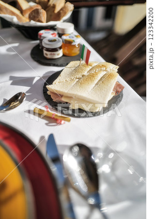 イタリア国旗が刺さったサンドイッチの朝食風景 123342200
