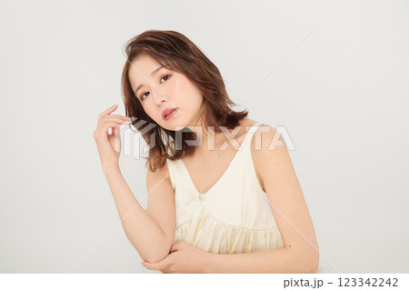 ビューティメイクをした可愛い女性 ビューティメイクをした可愛い女性 123342242