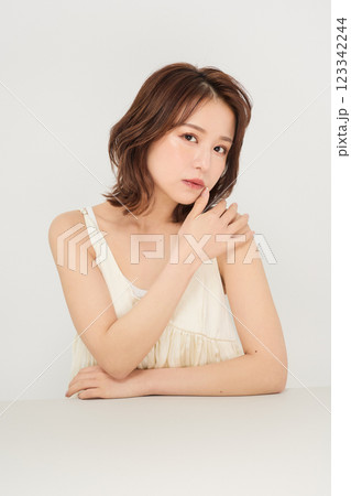 ビューティメイクをした可愛い女性 ビューティメイクをした可愛い女性 123342244