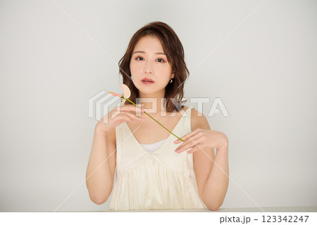 ビューティメイクをした可愛い女性 ビューティメイクをした可愛い女性 123342247