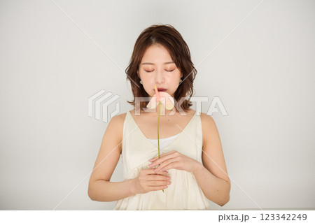 ビューティメイクをした可愛い女性 123342249