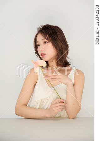 ビューティメイクをした可愛い女性 123342253