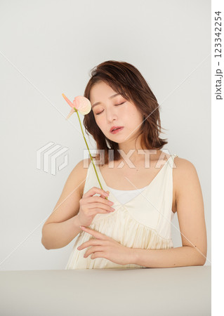 ビューティメイクをした可愛い女性 123342254