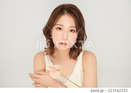 ビューティメイクをした可愛い女性 123342255