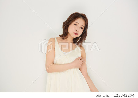 ビューティメイクをした可愛い女性 ビューティメイクをした可愛い女性 123342274