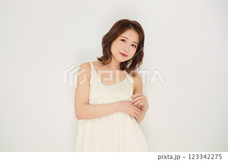 ビューティメイクをした可愛い女性 ビューティメイクをした可愛い女性 123342275