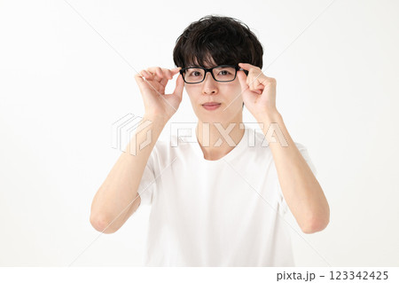メガネをかけた男性 メガネをかけた男性 123342425