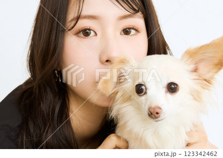 ペットと頬を寄せる女性 ペットと頬を寄せる女性 123342462