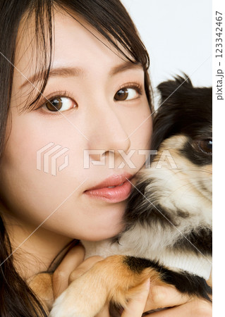 ペットと頬を寄せる女性 ペットと頬を寄せる女性 123342467
