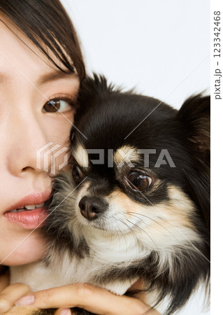 ペットと頬を寄せる女性 123342468