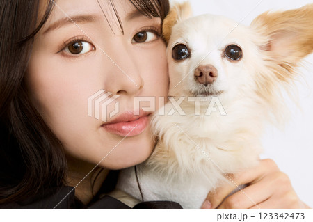 ペットと頬を寄せる女性 123342473