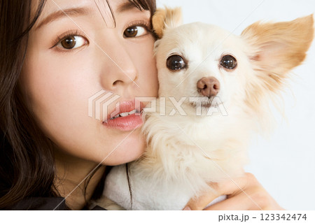 ペットと頬を寄せる女性 ペットと頬を寄せる女性 123342474