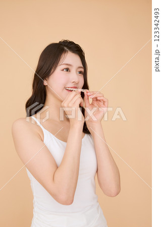 マウスピース矯正をする女性 マウスピース矯正をする女性 123342493