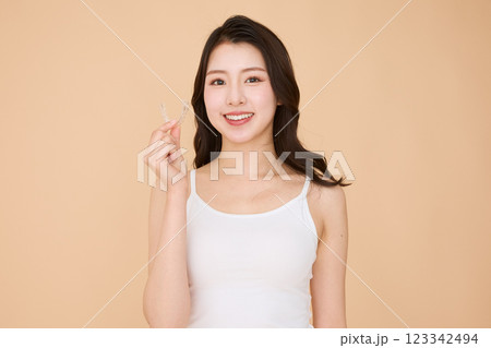 マウスピース矯正をする女性 123342494