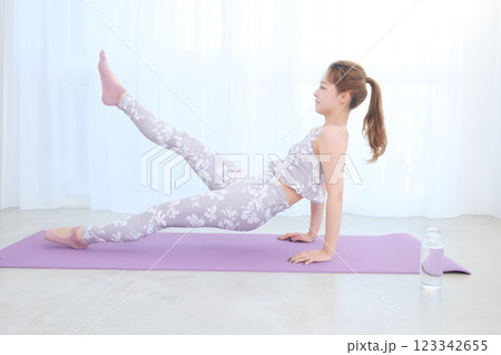 ヨガ・ピラティスをする女性 ヨガ・ピラティスをする女性 123342655