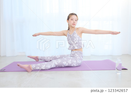 ヨガ・ピラティスをする女性 123342657