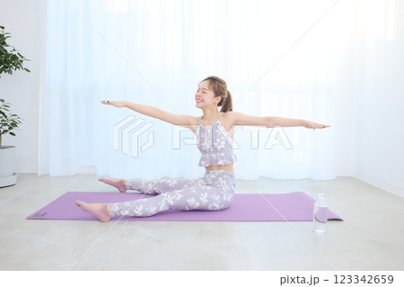 ヨガ・ピラティスをする女性 ヨガ・ピラティスをする女性 123342659
