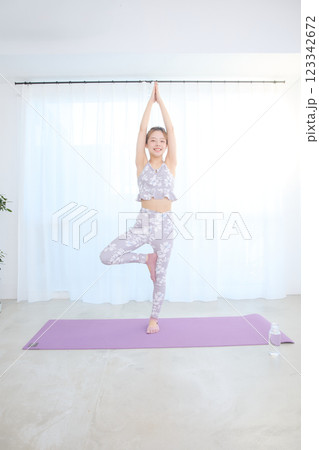 ヨガ・ピラティスをする女性 123342672