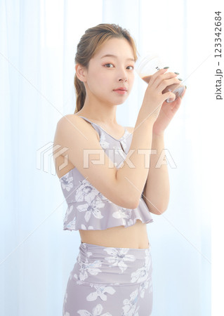 ヨガ・ピラティスをする女性 123342684