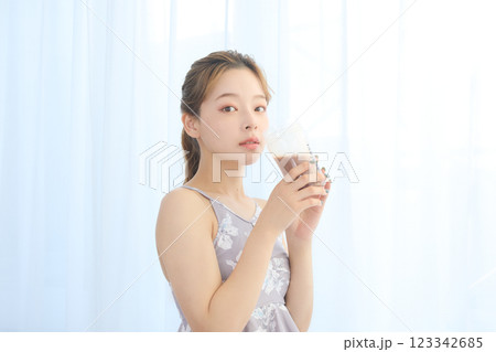 ヨガ・ピラティスをする女性 123342685