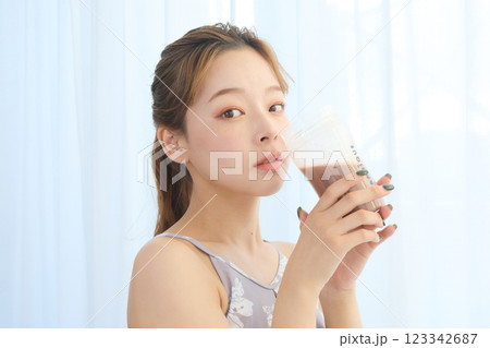 ヨガ・ピラティスをする女性 123342687