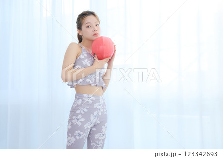 ヨガ・ピラティスをする女性 ヨガ・ピラティスをする女性 123342693