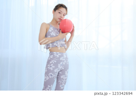 ヨガ・ピラティスをする女性 123342694