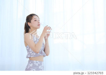 ヨガ・ピラティスをする女性 123342703