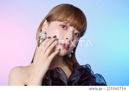 黒いドレスの女性 123342714