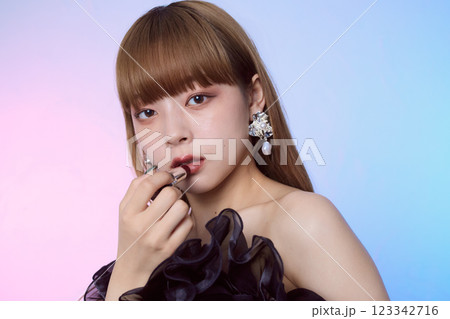 黒いドレスの女性 123342716