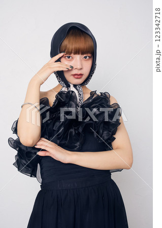 黒いドレスの女性 黒いドレスの女性 123342718