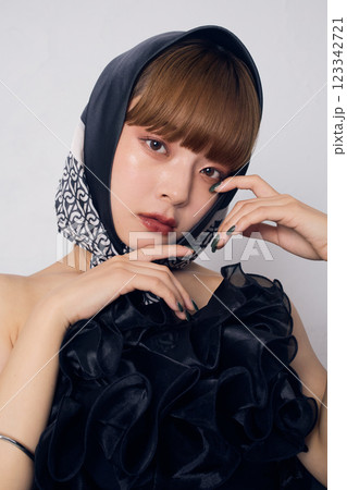 黒いドレスの女性 黒いドレスの女性 123342721