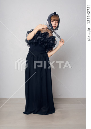 黒いドレスの女性 黒いドレスの女性 123342724