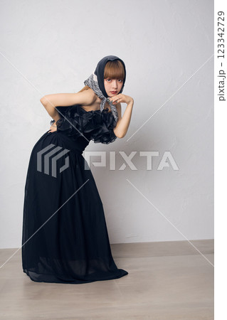 黒いドレスの女性 123342729