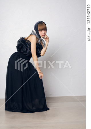 黒いドレスの女性 123342730