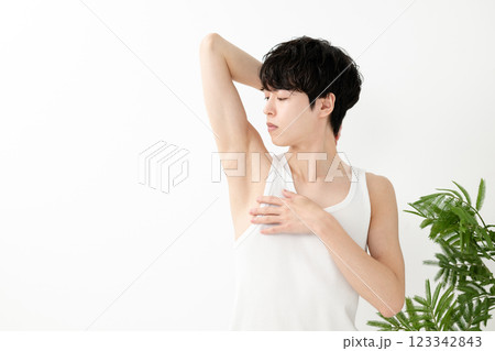 笑顔の男性　脇脱毛　ビューティー 123342843