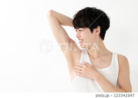 笑顔の男性　脇脱毛　ビューティー 123342847