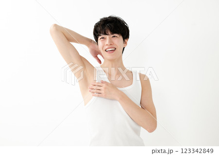 笑顔の男性 脇脱毛 ビューティー 笑顔の男性 脇脱毛 ビューティー 123342849