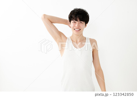 笑顔の男性 脇脱毛 ビューティー 笑顔の男性 脇脱毛 ビューティー 123342850
