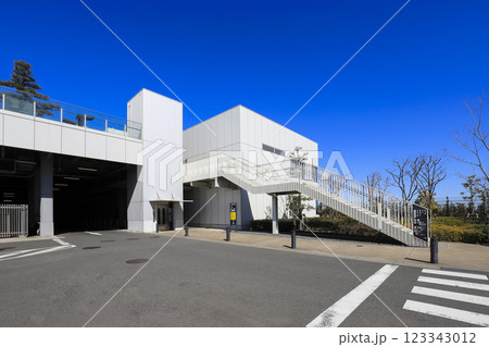 羽田イノベーションシティの1Fパーキングと2Fコリドーを昇降する屋外エレベーター 123343012