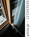 開かれた窓と映り込む光のアート 開かれた窓と映り込む光のアート 123343026