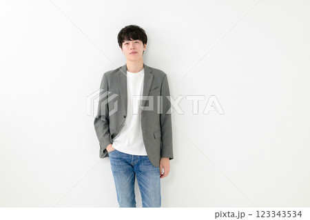 ジャケットを着た男性 123343534